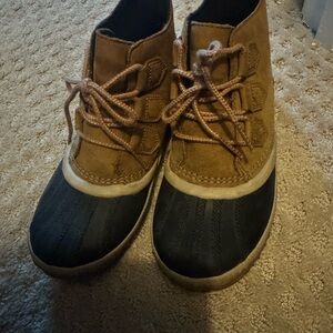 Sorel Women's Tan and Black Ankle Boots